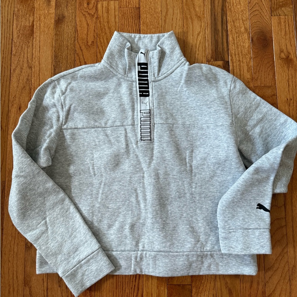 Puma women’s zip front sweatshirt in M color grey